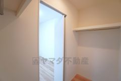 ゆとりある広さのウォークインクローゼットは、両サイドにハンガーパイプを備えた使い勝手の良い設計＾＾