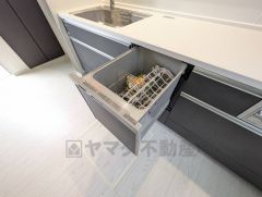 炊事時間を大幅に短縮できる食器洗浄乾燥機付き＾＾食器を洗う手間が減るので家族とのコミュニケーションの時間や自分の時間が増えますね。