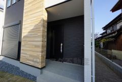 玄関は奥まっていて、人の出入りが見えにくいので防犯面も安心です。