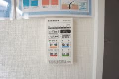 浴室暖房乾燥機付き。天候に左右されず、いつでも好きなときに洗濯物を干せるので、仕事や家事で忙しい方に重宝します。