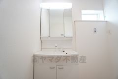 三面鏡裏収納付き洗面化粧台です＾＾ 歯磨きセットやスキンケア用品などの収納に便利ですね。ランドリースペース上部には窓も付いており換気に便利です＾＾