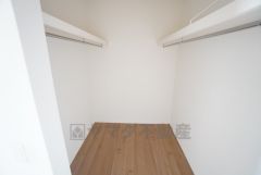 主寝室にはハンガーパイプ付きのウォークインクローゼットが設けられています。たっぷり収納できるので衣替えの心配もいりませんね＾＾ 