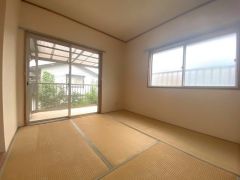 居心地も良い和室は、ワークスペースとしても有効。お仕事を頑張ってちょっと疲れたら、畳に寝転がることもできますね。