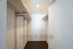 2階ホールに大容量のファミリークローク付き。使用頻度が少ないものは枕棚の上に、足元には3段ボックスを置いて、フル活用できますね＾＾ 