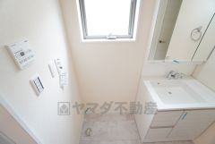 ランドリースペース上部には窓も付いており換気に便利です＾＾