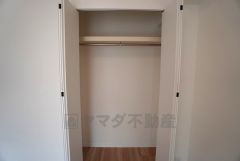 洋室にはハンガーパイプ付きのクローゼットが設けられています。たっぷり収納できるので衣替えの心配もいりませんね＾＾