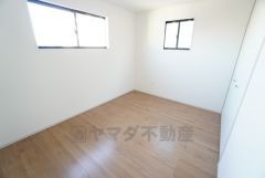 2面採光を確保した明るい室内は、風通しも良く、大変居心地の良い空間となっております。日当たりがよく、子供部屋としての利用もおすすめ＾＾