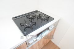 3種類の料理が同時に調理できる、3口ガスコンロ。忙しい夕食の支度時間が短縮できて効率よくお料理が楽しめます。