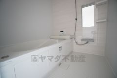 1日の疲れを癒すくつろぎのバスルーム。足を伸ばしてもゆったりと入れるサイズです。お子様と一緒にお風呂に入っても狭くないですね＾＾