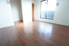 主寝室としてお使いいただけそうなこちらのお部屋は、日当たりが良く、爽やかな風を感じて起きる朝は、快適生活の始まりに。