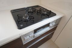 3種類の料理が同時に調理できる、3口ガスコンロ。忙しい夕食の支度時間が短縮できて効率よくお料理が楽しめます。