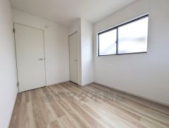 木の温もりがやさしいフローリングとシンプルなクロスです＾＾