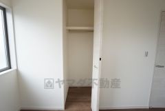 使用頻度が少ないものは枕棚の上に、足元には3段ボックスを置いて、フル活用できるクローゼットです＾＾