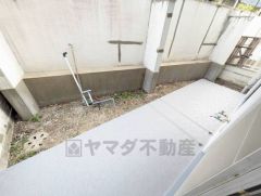 テラス＆専用庭付き。 お休みの日にはコーヒーを飲みながらのんびりするのにもちょうど良いサイズ感ですね。日頃の疲れをリフレッシュできる憩いの空間になりそうです＾＾ 