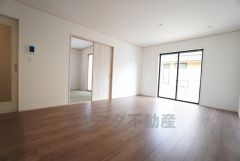 大きな掃き出し窓のあるリビングは、陽光あふれる明るい空間です。ゆったりと寛げる憩いの場となりそうです。