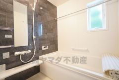 1日の疲れを癒すくつろぎのバスルーム。足を伸ばしてもゆったりと入れるサイズです。お子様と一緒にお風呂に入っても狭くないですね＾＾