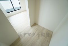 寝室にはウォークインクローゼットが設けられています。たっぷり収納できるので衣替えの心配もいりませんね＾＾ 