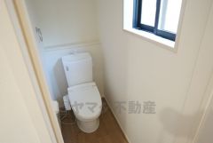 1階2階の2ヶ所にトイレがありますので、忙しい朝にも家族に気を使わず、ゆとりが生まれますね＾＾ 小窓付きで換気する時に便利です＾＾