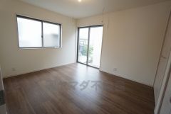 1階7帖の洋室。 主寝室としてお使いいただけそうなこちらのお部屋は、日当たりが良く、爽やかな風を感じて起きる朝は、快適生活の始まりに。