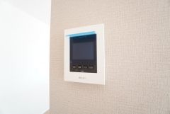 防犯はもちろん、セールスマン対策にもなるモニター付きインターホンです。 来訪者の顔が見えるので安心ですね＾＾