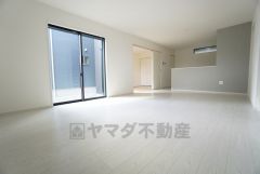 窓から光が差し込む明るいダイニングです＾＾