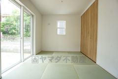 リビング隣には、ホッとできる和室を用意。客間としてはもちろん、お子様のお昼寝スペースや書斎としても活躍してくれそうです＾＾