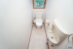室内の家具等は消去加工（またはCG処理）をしています。温水洗浄機付トイレです。節水機能もあるので、安心して使えますね。もちろん、1階2階の2ヶ所にトイレがあるので、忙しい朝にもゆとりができますね。