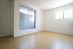 8帖。主寝室としてお使いいただけそうなこちらのお部屋は、日当たりが良く、爽やかな風を感じて起きる朝は、快適生活の始まりに。