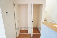 キッチン隣にはパントリー＆収納あり＾＾洗面室にも近く、食料品だけでなく日用品などの収納にも＾＾