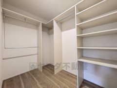 2階には居室から独立したファミリークローゼット付き。ご家族の衣類や荷物をまとめて収納できます＾＾適切な場所に配置することで生活動線を短くし、家事効率も高まりますね＾＾