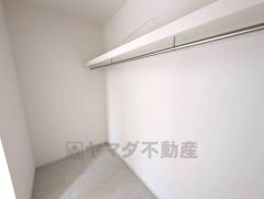 洋室にはハンガーパイプ付きのウォークインクローゼットが設けられています。たっぷり収納できるので衣替えの心配もいりませんね＾＾