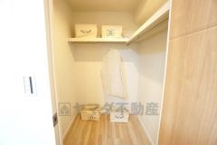 寝室にはハンガーパイプ付きのウォークインクローゼットが設けられています。使用頻度が少ないものは枕棚の上に、足元には3段ボックスを置いて、フル活用できますね＾＾ 