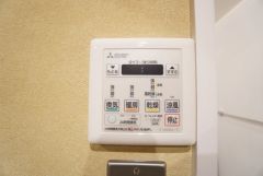 雨の日の洗濯も安心できる浴室暖房乾燥機付き浴室。リモコンで操作もボタン1つで簡単です。