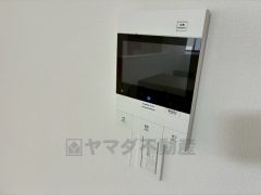 防犯はもちろん、セールスマン対策にもなるモニター付きインターホンです。お子さん1人での留守番時にも活躍しそうです。