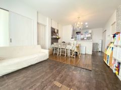 18帖。家族が集まる開放的なリビング。思い思いの時間を過ごしたり食事をしたり、素敵な団らんの場になりますね。