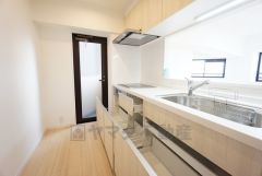 臭いのもとになりやすい生ごみなどの仮置きに便利な勝手口付き。 換気にも便利ですね＾＾