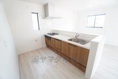 対面式キッチンなのでリビングにいるご家族とコミュニケーションを取りながら洗い物や、お料理が楽しめそうですね＾＾