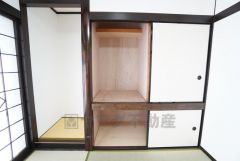 和室には、使い勝手の良い収納スペース有。押入れタイプで奥行きがあり、布団や季節物もしっかり収納可能です。