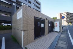 しっかりと扉の閉まるゴミ置き場。ゴミが散らかる心配もありません。エントランスの外まで管理が行き届いた綺麗なマンションです。