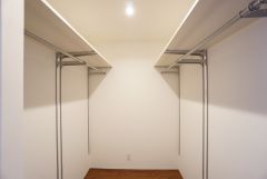 2階に大容量のファミリークローク付き。使用頻度が少ないものは枕棚の上に、足元には3段ボックスを置いて、フル活用できますね＾＾ 