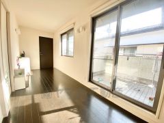 2階ホール。 ライフステージに合わせて様々な使い方ができそうですね＾＾ 階段上ってすぐバルコニーとなります。部屋を経由しないのでラク家事動線＾＾