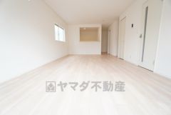 窓から光が差し込む明るいダイニングです＾＾