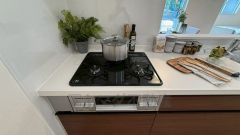 3種類の料理が同時に調理できる、3口ガスコンロ。忙しい夕食の支度時間が短縮できて効率よくお料理が楽しめます。