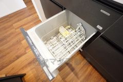 炊事時間を大幅に短縮できる食器洗浄乾燥機付き＾＾食器を洗う手間が減るので家族とのコミュニケーションの時間や自分の時間が増えますね。