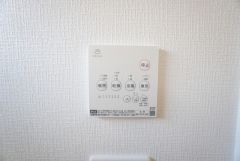 浴室暖房乾燥機には、暖房、乾燥、涼風、換気の4つの機能が付いています。タイマー付きです。換気・雨の日の洗濯も安心です＾＾