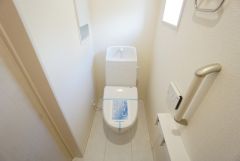 1階2階の2ヶ所にトイレがありますので、忙しい朝にも家族に気を使わず、ゆとりが生まれますね＾＾ 小窓付きで換気する時に便利です＾＾