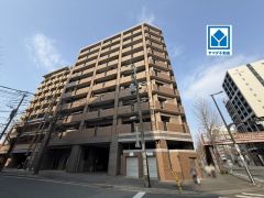 R8年3月リフォーム完了＾＾角部屋。ペット飼育可＾＾西鉄バス「百年橋」歩1分。博多＆薬院まで自転車8分圏(2ｋｍ)住吉小＆中まで歩1分。周辺環境充実しています＾＾