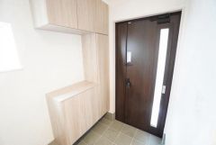 たっぷり収納できるシューズボックスです。家族全員の靴がきれいに整頓できます。棚の上にお花や写真を飾っても良いですね。