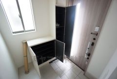 採光も考えられた明るい玄関です。シューズボックス付きなので、家族全員の靴がきれいに整頓できます。