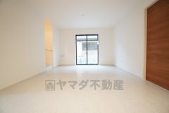 キッチンに向き合う形で大きな窓があります。たくさんの光や風を取り込むことができ快適な生活が過ごせそうです。